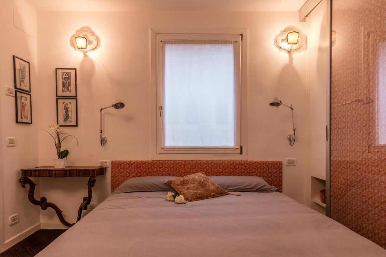 Apartment Gold And Red - The Venetian Style With Terrace