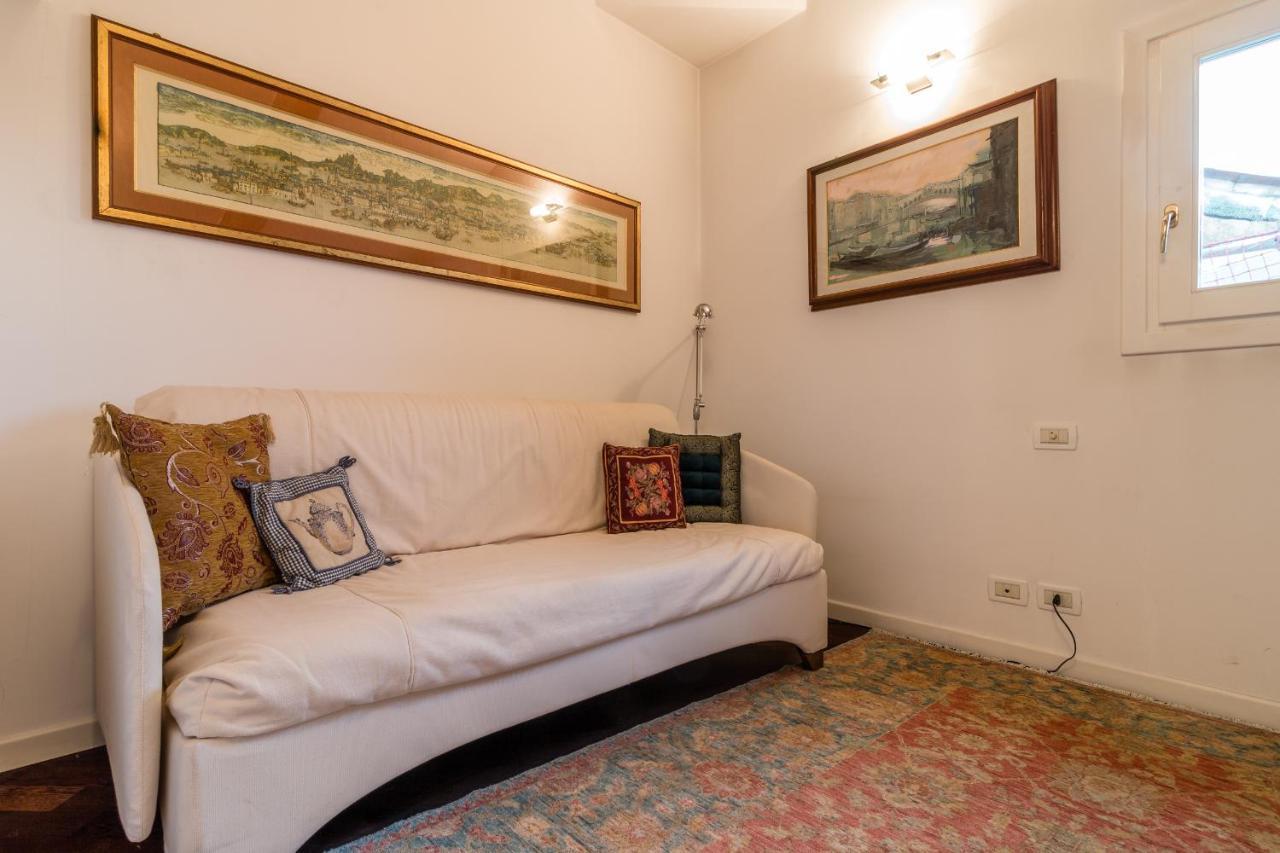 Apartment Gold And Red - The Venetian Style With Terrace