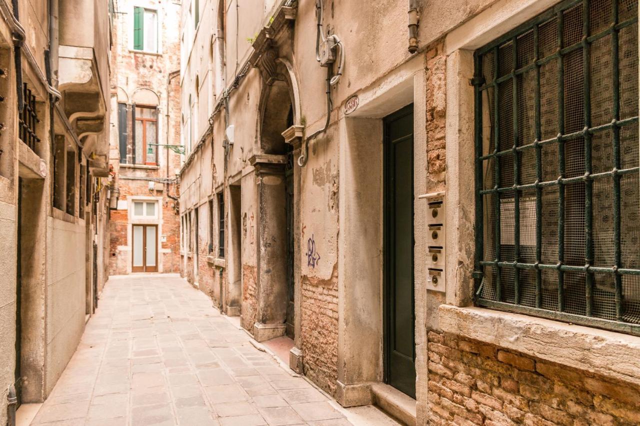Gold And Red - The Venetian Style With Terrace Venedig